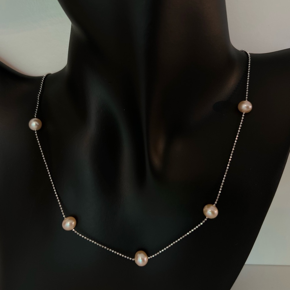 18K white gold chain with light pink freshwater pearls